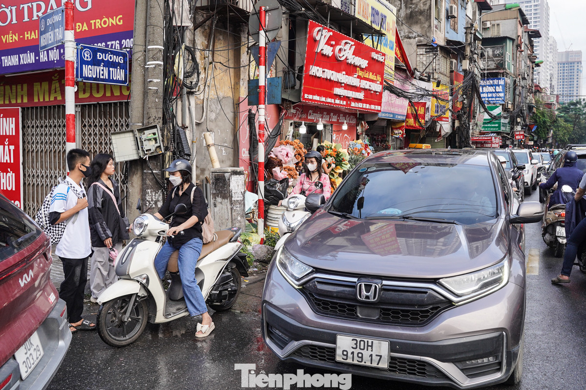 Với mặt đường hiện tại chỉ rộng khoảng 7m, đường Nguyễn Tuân đang phải "gánh" một lượng lớn phương tiện giao thông từ các tòa nhà chung cư cao tầng trong khu vực, dẫn đến tình trạng thường xuyên ùn tắc.