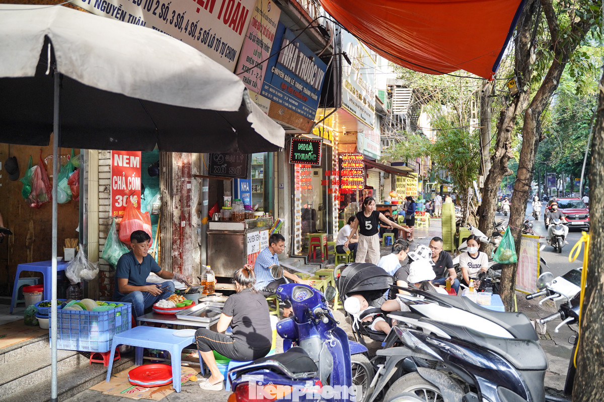 Dọc 2 bên đường san sát hàng quán buôn bán. Hàng hóa, đồ dùng nấu ăn được chủ kinh doanh bày bán chiếm dụng vỉa hè.