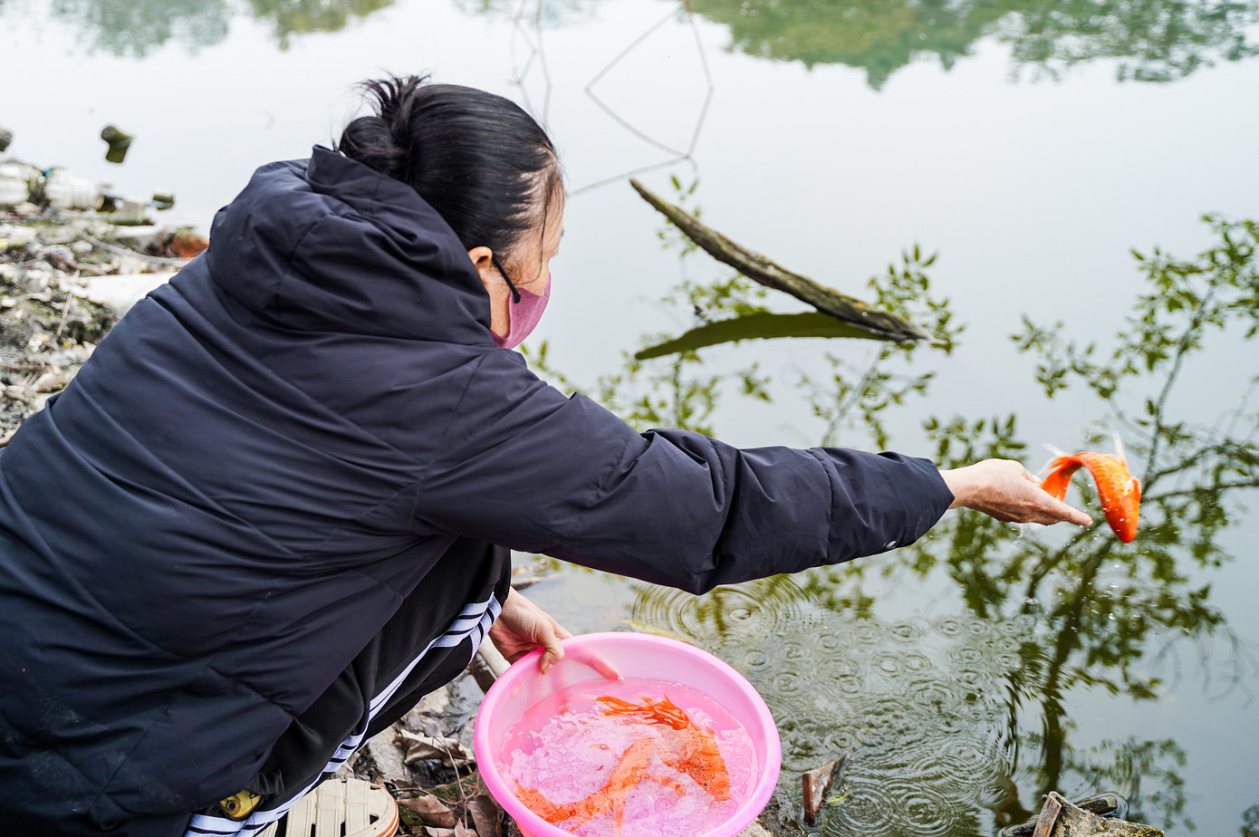 Bà Vũ Thị Huyền (quận Tây Hồ) cho biết "Ngày rằm đầu tiên của năm mới rất quan trọng, gia đình tôi chỉ cầu mong năm mới được bình an".
