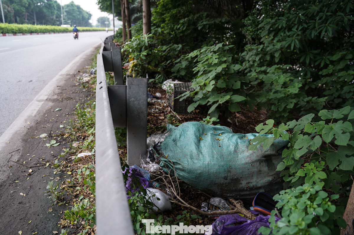 Hành lang ven đường cũng trở thành nơi tập kết rác thải, bốc mùi hôi thối