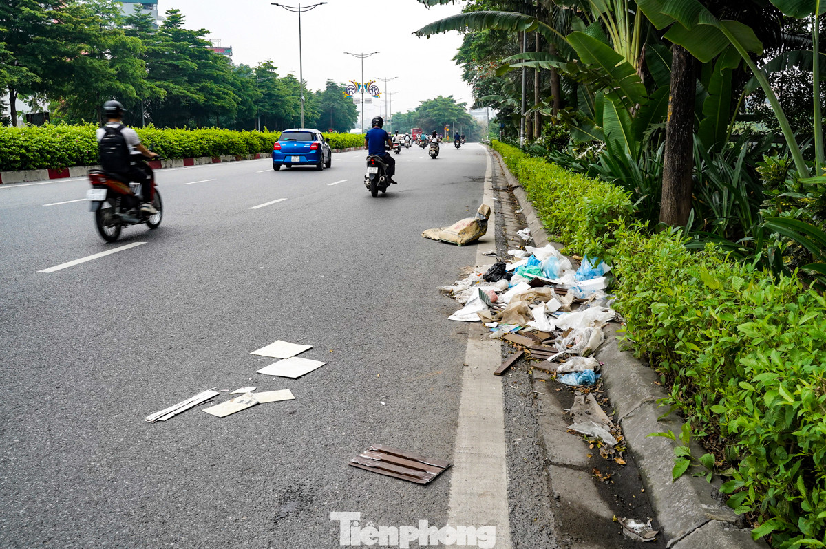 Phế thải xây dựng, đồ gia dụng bằng gỗ vương vãi ra cả lòng đường.