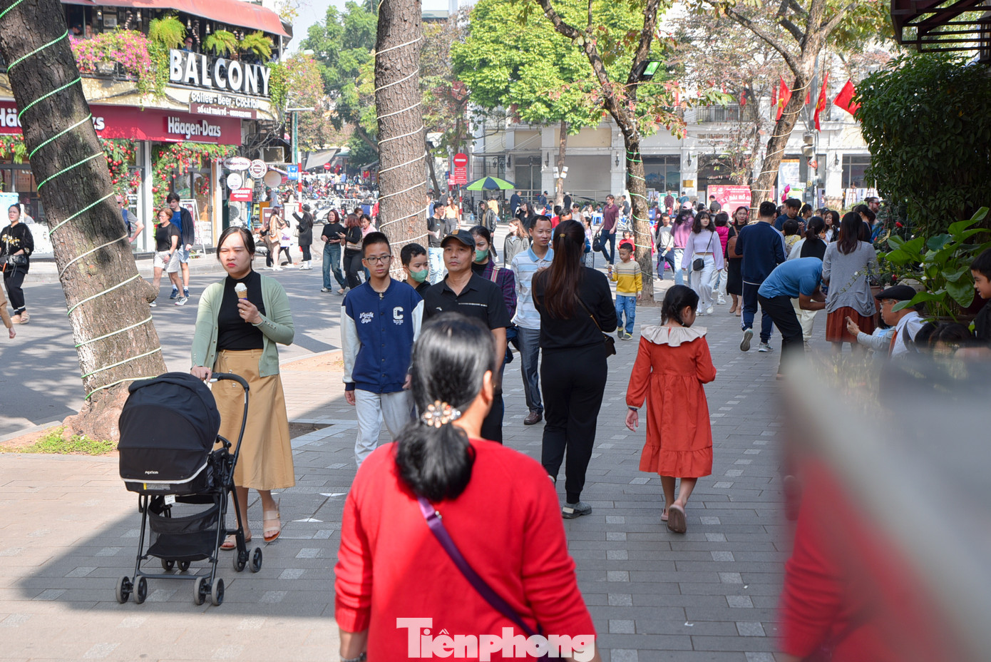 Còn tại phố đi bộ hồ Gươm (quận Hoàn Kiếm), không khí náo nhiệt diễn ra từ sáng sớm. Còn tại phố đi bộ hồ Gươm (quận Hoàn Kiếm), không khí náo nhiệt diễn ra từ sáng sớm.