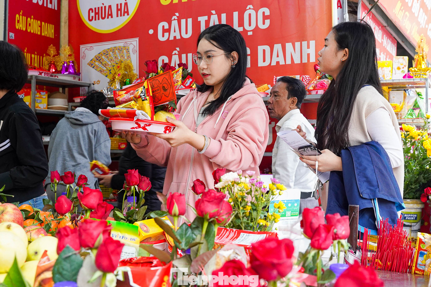 Bạn Nguyễn Thị Huyền (quận Ba Đình, Hà Nội) cho biết: "Hôm nay mình được nghỉ Tết Dương lịch nên tranh thủ đến chùa Hà cầu may mắn và tình yêu thuận lợi".