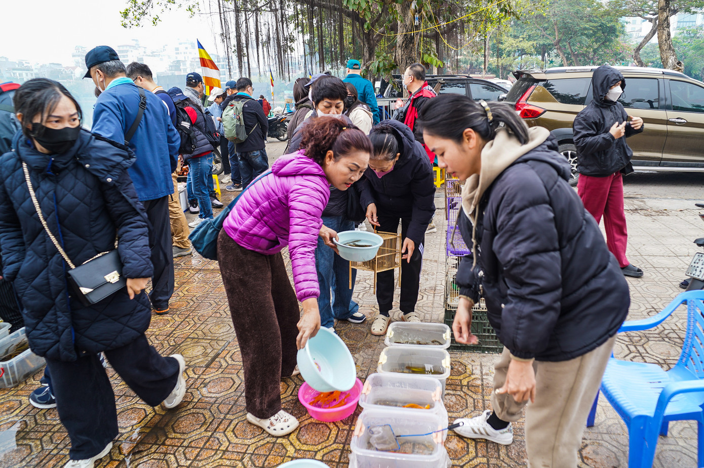 Sau khi làm lễ xong, một số người sẽ thực hiện nghi lễ phóng sinh các loài cá, chim, rùa, ốc xuống Hồ Tây.