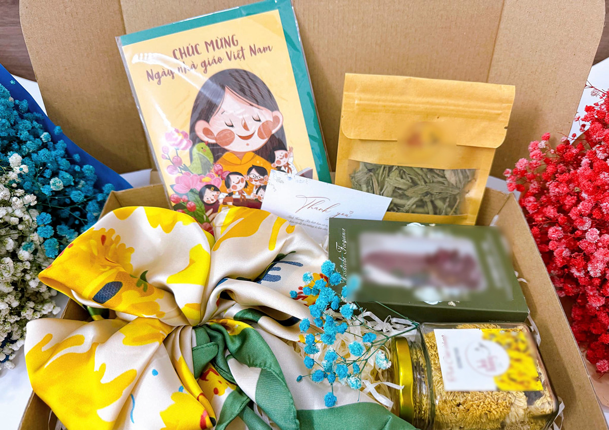 Nhiều bậc phụ huynh cũng lựa chọn những set quà tặng, có thể được gói tay một cách tinh tế để tri ân giáo viên.