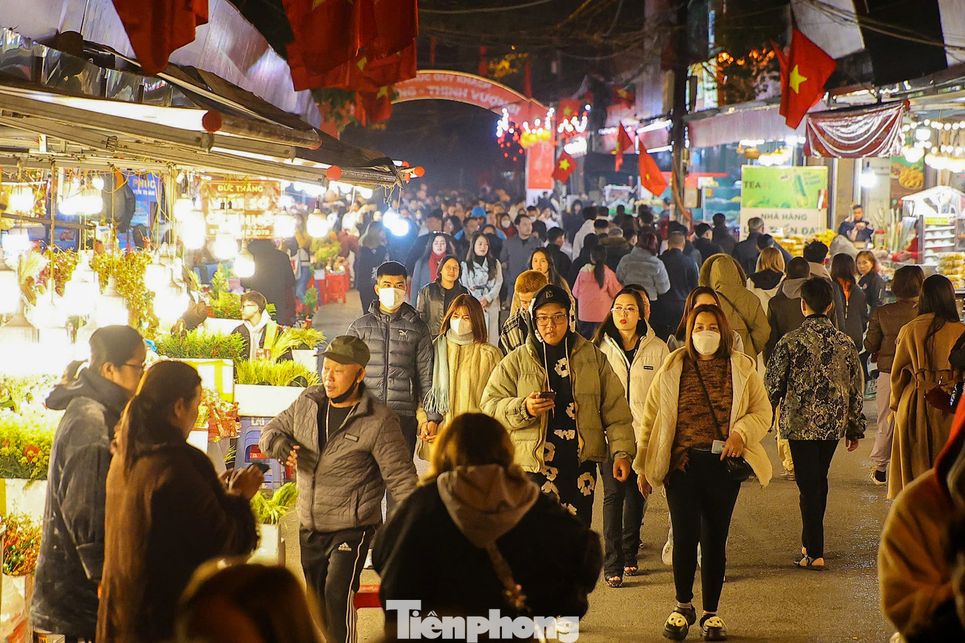 Sau thời khắc giao thừa chào đón năm mới Ất Tỵ 2025, ngay từ 0h ngày mùng 1 Tết, hàng trăm người dân tại Hà Nội đã đến Phủ Tây Hồ dâng lễ.