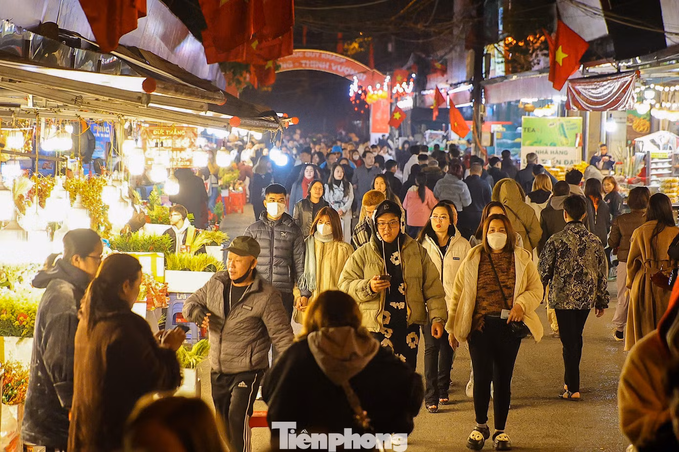 Sau thời khắc giao thừa chào đón năm mới Ất Tỵ 2025, ngay từ 0h ngày mùng 1 Tết, hàng trăm người dân tại Hà Nội đã đến Phủ Tây Hồ dâng lễ.