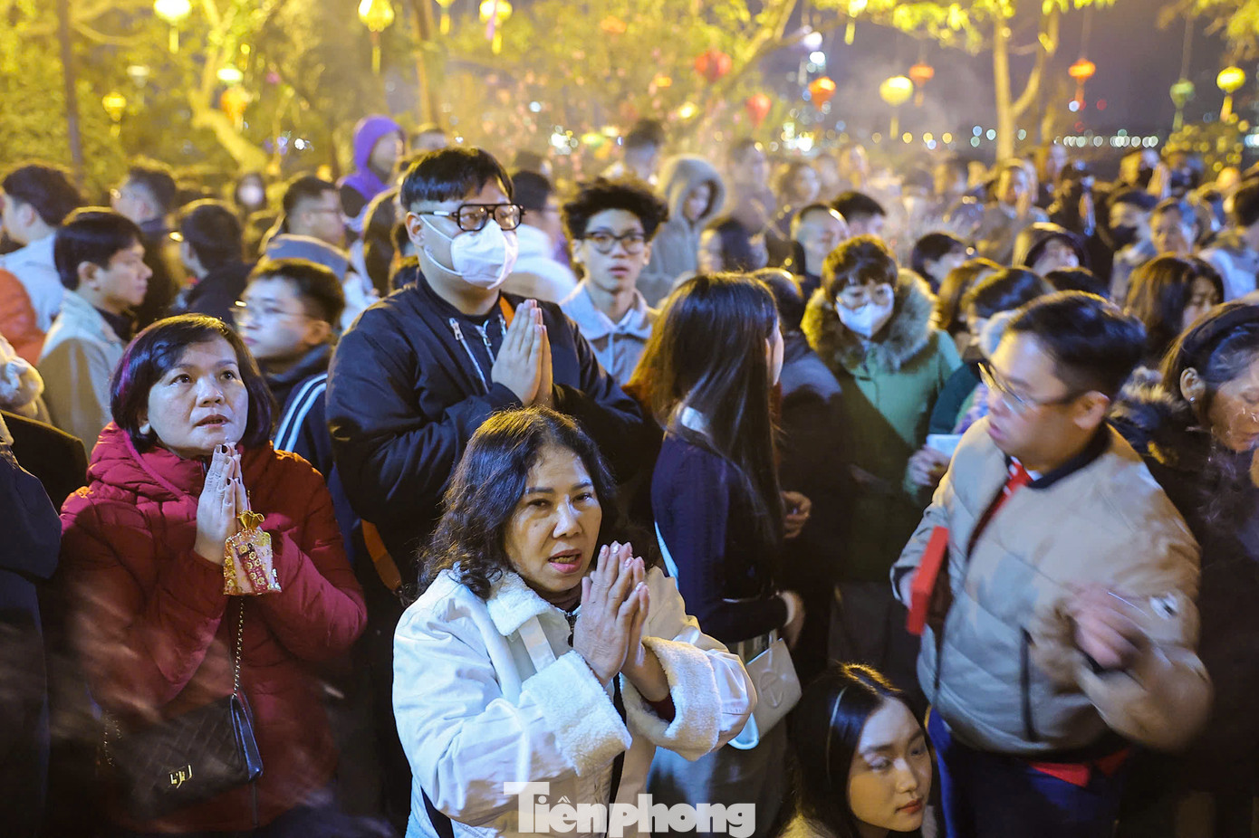 Mọi người thành kính vái vọng.