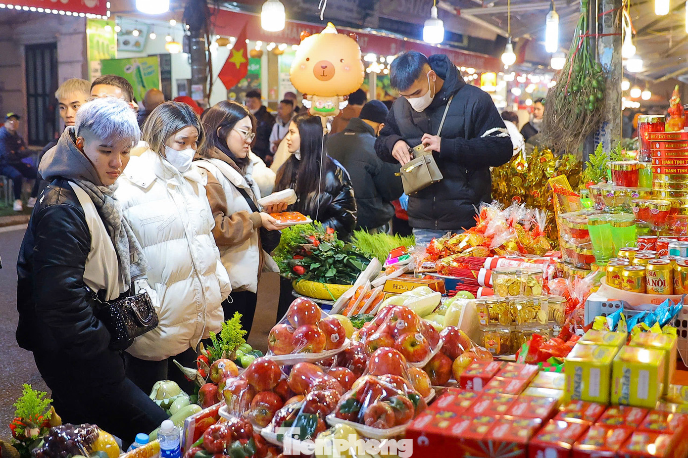 Những mâm lễ được người dân nhất tâm chuẩn bị với mong muốn bình an, tài lộc trong năm mới. Trung bình một mâm lễ có giá từ 200.000 - 500.000 đồng.