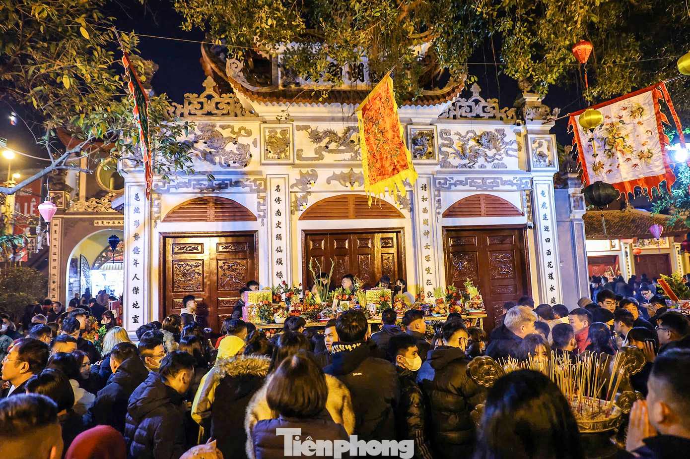 Bên trong sân Phủ không còn một chỗ trống. Phủ Tây Hồ là một trong những chốn linh thiêng trong hệ thống đình, đền, chùa, phủ ở Hà Nội. Phủ Tây Hồ thờ Bà chúa Liễu Hạnh, một nhân vật trong truyền thuyết, và là một trong bốn vị thánh bất tử trong tín ngưỡng của người Việt.