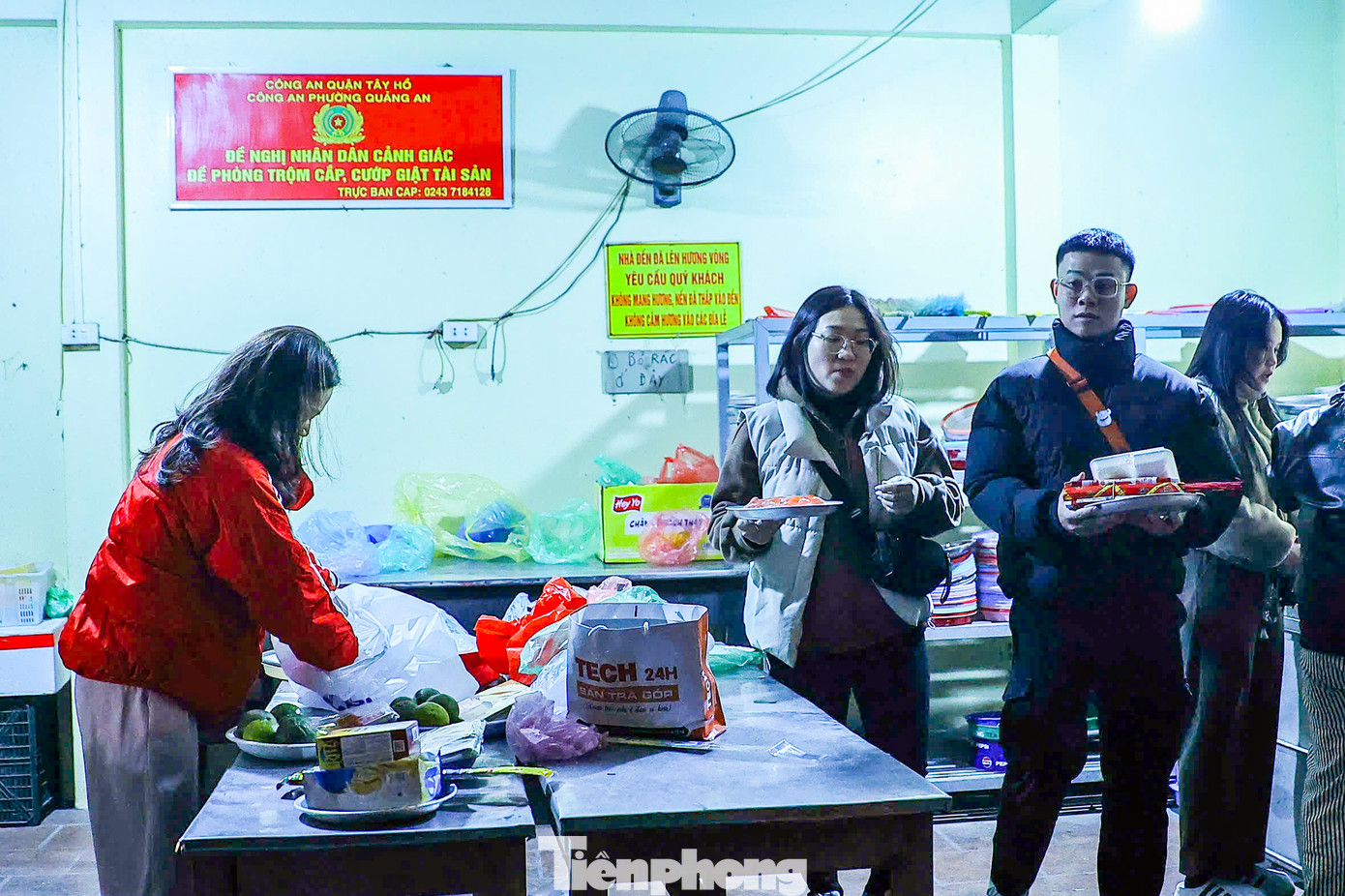 Tại khu vực sắp lễ, liên tục có người đến chuẩn bị mâm lễ.