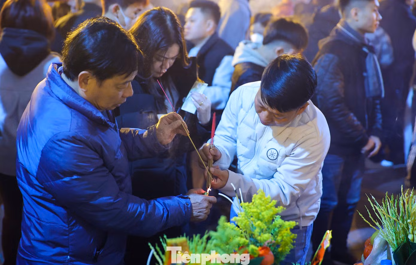 Theo quan niệm của nhiều người, dâng lễ vào thời khắc đầu tiên trong ngày cuối cùng của năm cũ sẽ mang lại sự linh thiêng hơn, công việc kinh doanh sẽ thuận lợi trong năm mới.