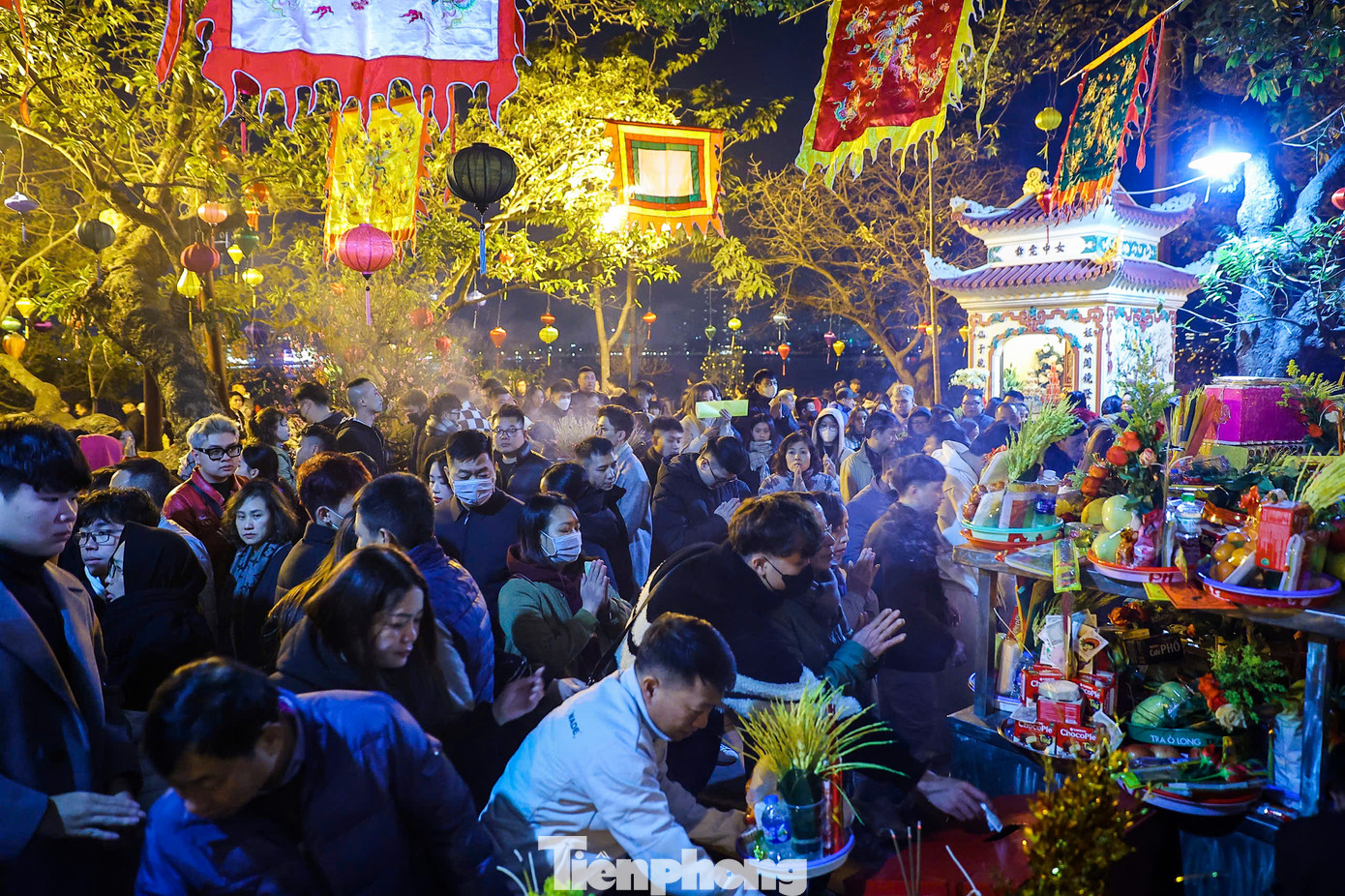 Phía bên trong Phủ Tây Hồ, mặc dù chỉ được đứng ngoài sân, nhiều người vẫn thực hiện nghi thức dâng lễ, cầu bình an, may mắn cho năm mới.