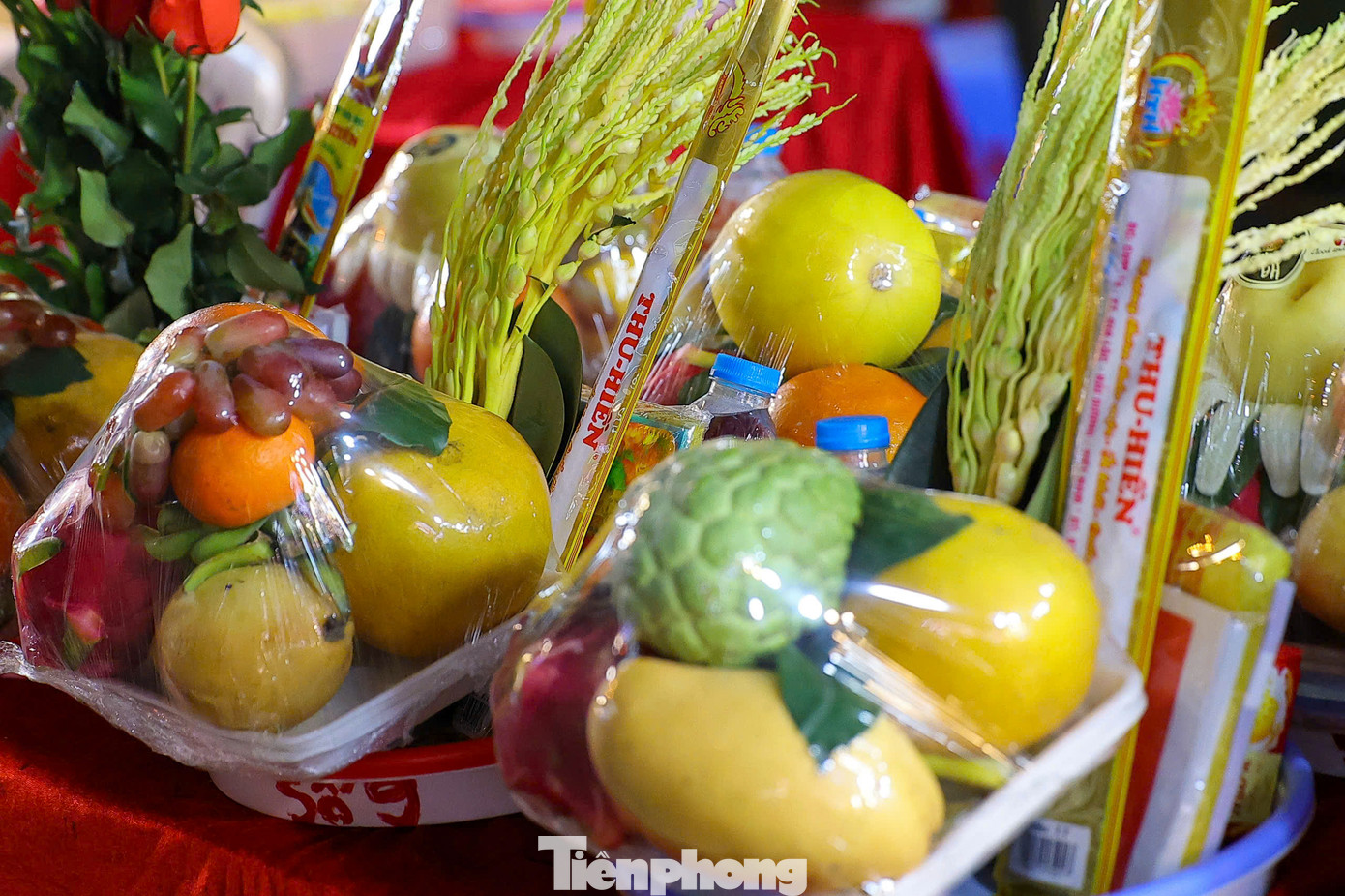 Những mâm lễ được người dân nhất tâm chuẩn bị với mong muốn bình an, tài lộc trong năm mới. Trung bình một mâm lễ có giá từ 200.000 - 500.000 đồng.