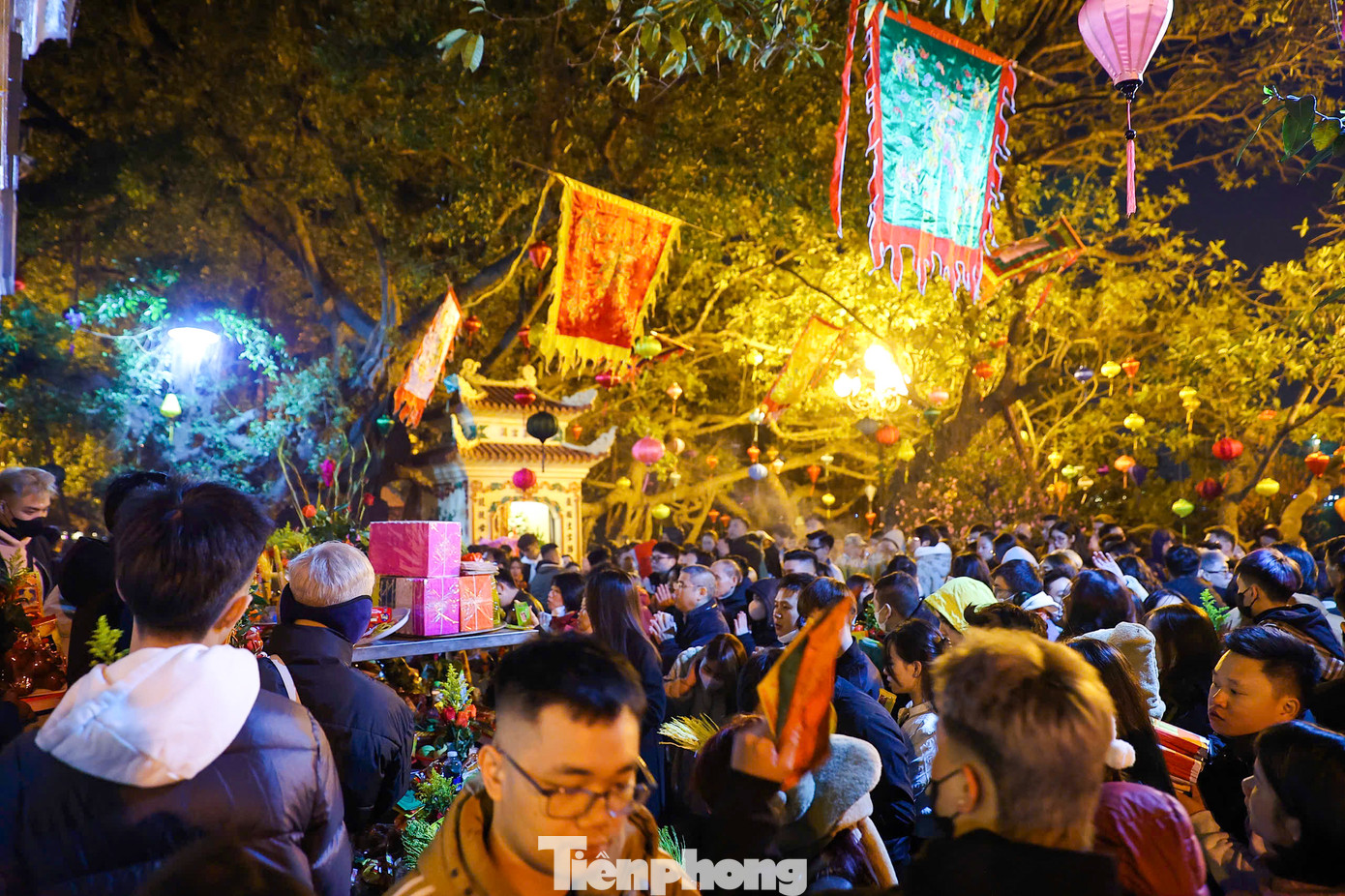 Gần tới sáng, lượng người đổ về Phủ Tây Hồ đi lễ đầu năm ngày càng đông.