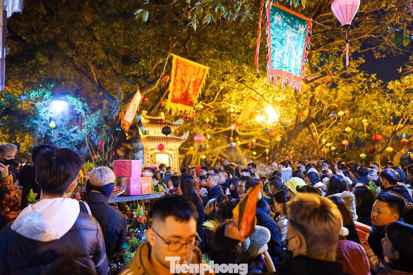Gần tới sáng, lượng người đổ về Phủ Tây Hồ đi lễ đầu năm ngày càng đông.