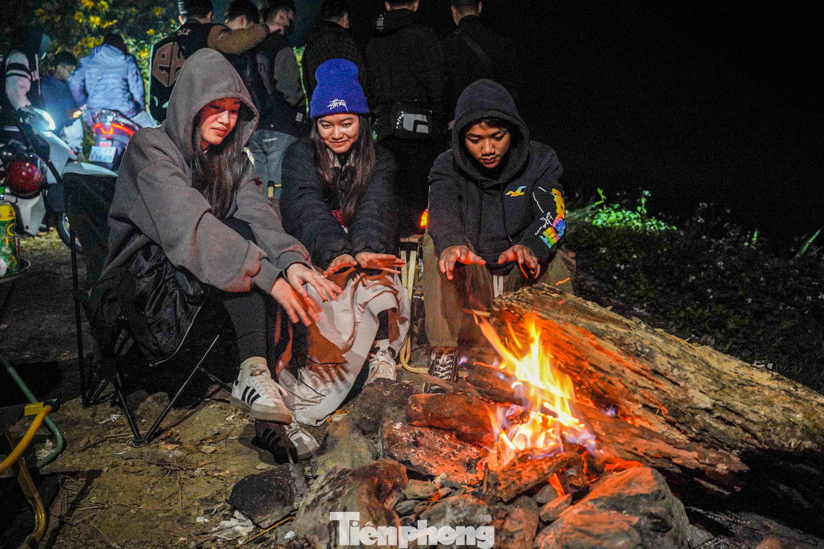 Nhiệt độ ghi nhận tại vườn quốc gia Ba Vì lúc 5 giờ ngày 24/11 là 18 độ C, nhiều nhóm bạn phải đốt lửa để sưởi ấm.