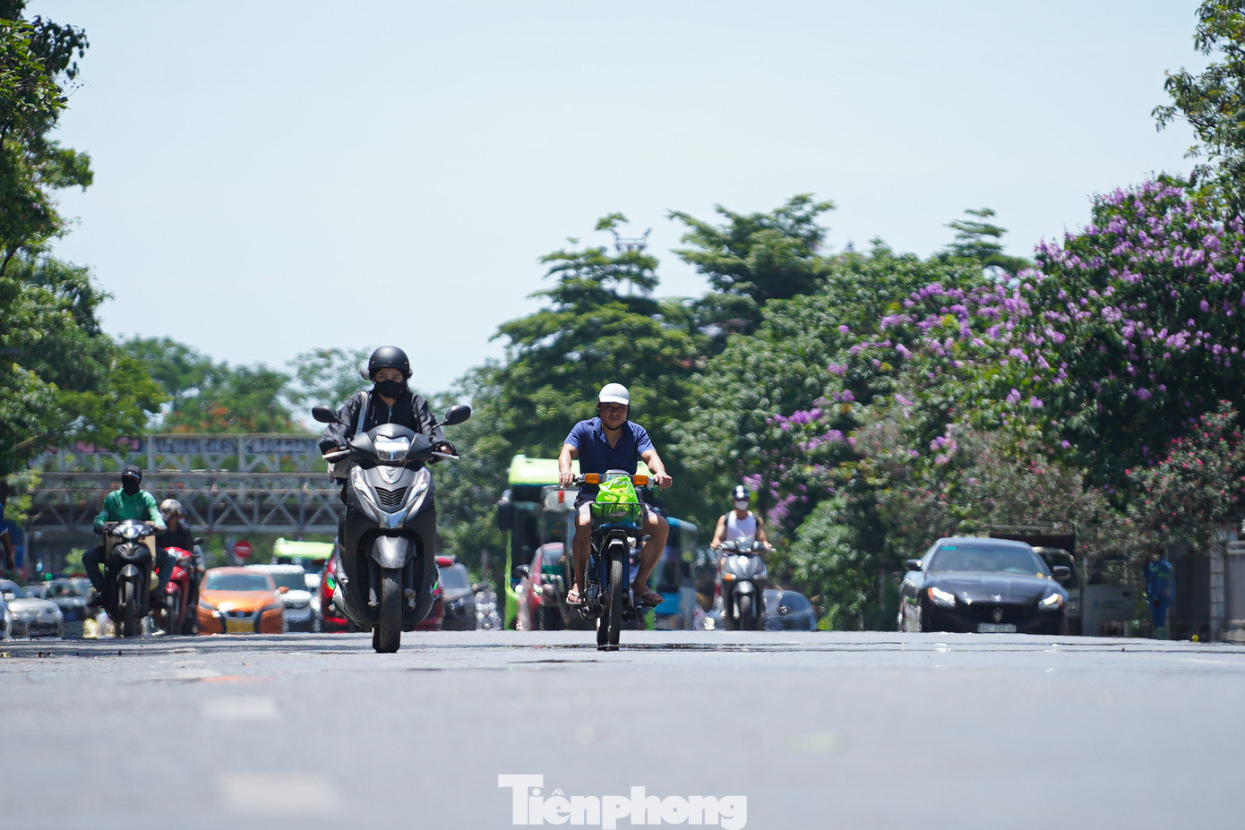 Hôm nay Hà Nội bắt đầu "đón" đợt nắng nóng đỉnh điểm đầu tiên của mùa hè, nhiệt độ phổ biến từ 35 - 37 độ C, có nơi lên tới gần 39 độ C.