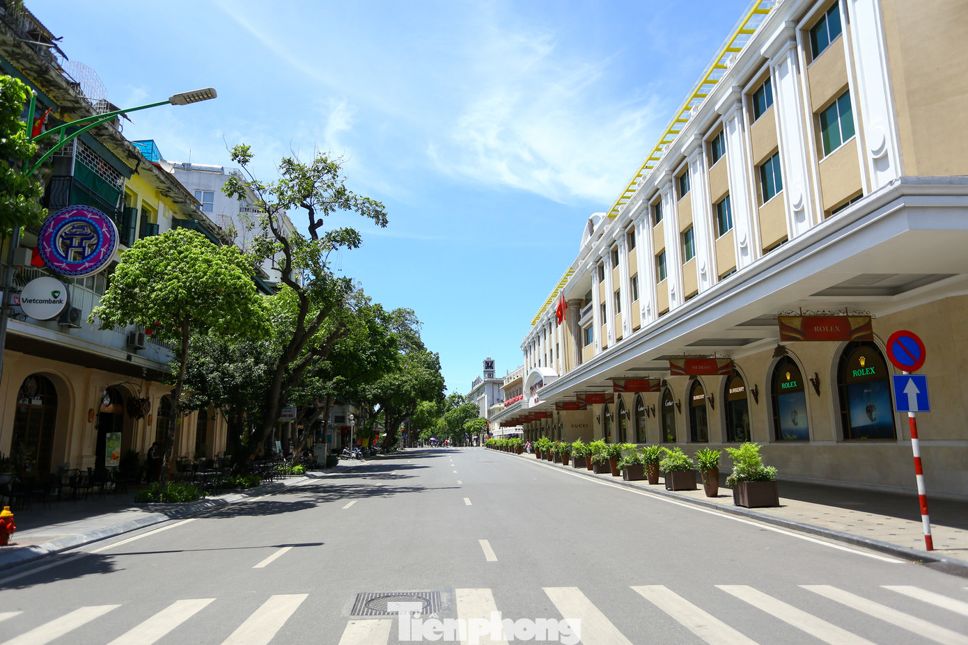 Dù là cuối tuần và rơi vào đúng dịp Tết Thiếu nhi (1/6) nhưng phố đi bộ Hồ Gươm vẫn vắng vẻ do nắng nóng.