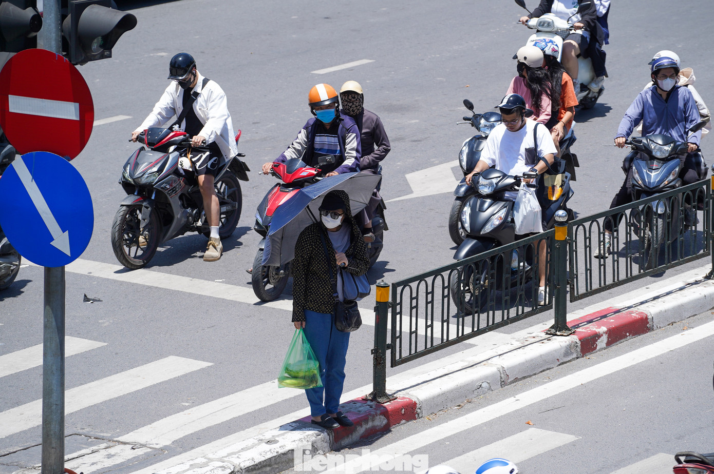 Oi nóng, ngột ngạt là cảm nhận của mọi người khi phải ra đường vào ngày hôm nay.