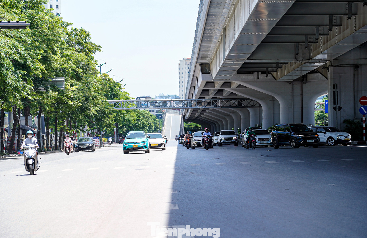 Mặt đường chia thành hai mảng rõ rệt dưới ánh nắng gay gắt.