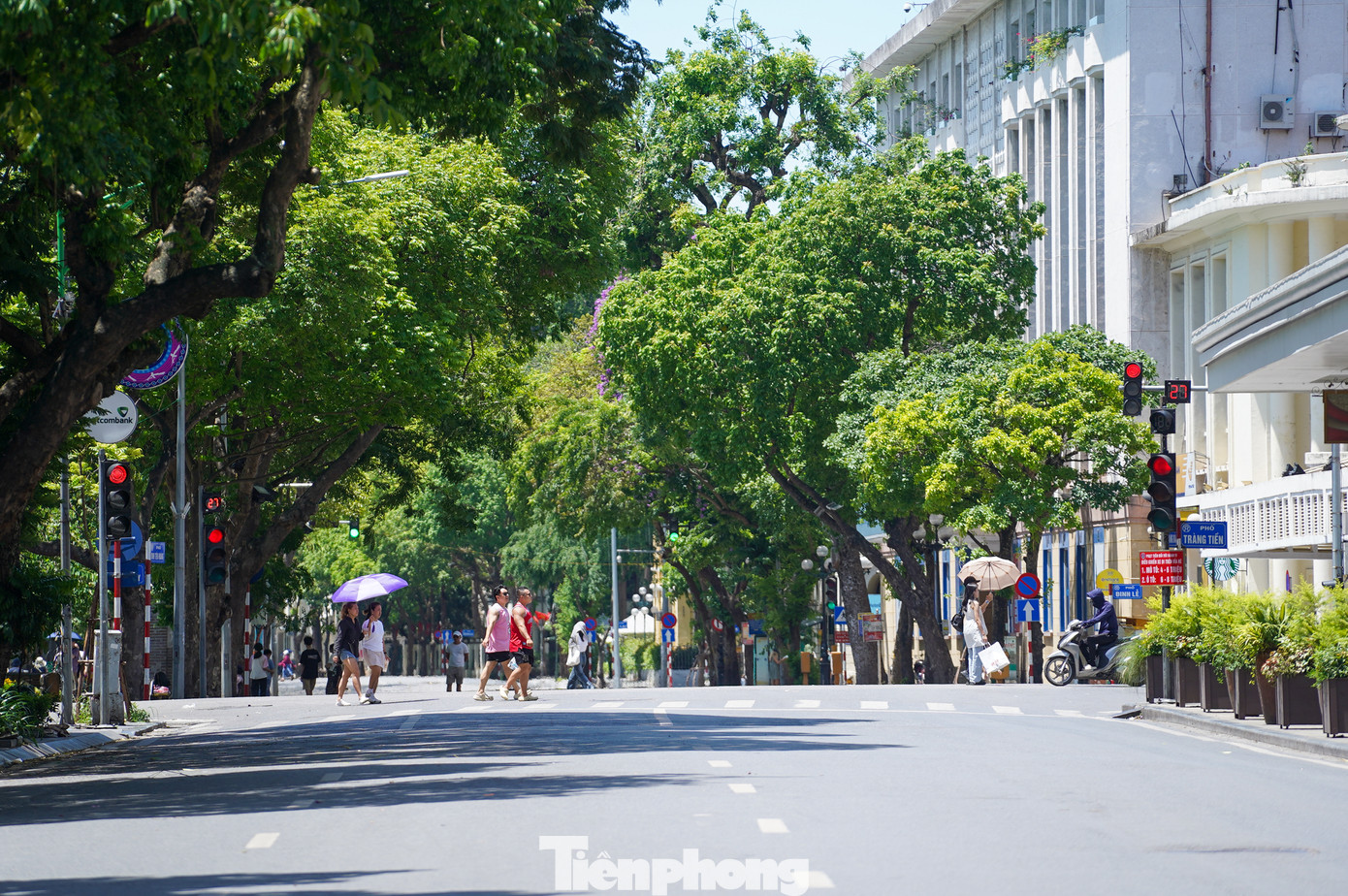 Dự báo trong ngày mai (2/6), miền Bắc sẽ tiếp tục nắng nóng đỉnh điểm đợt này với nhiệt độ cao nhất phổ biến từ 35-37 độ, có nơi trên 38 độ. Nhiệt độ thấp nhất từ 26-29 độ, vùng núi có nơi dưới 25 độ. Trời ít mưa, độ ẩm không khí thấp.