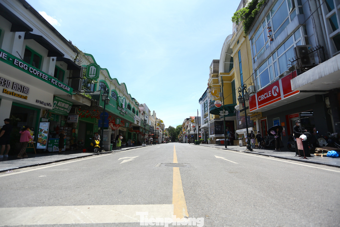 Dù là cuối tuần và rơi vào đúng dịp Tết Thiếu nhi (1/6) nhưng phố đi bộ Hồ Gươm vẫn vắng vẻ do nắng nóng.