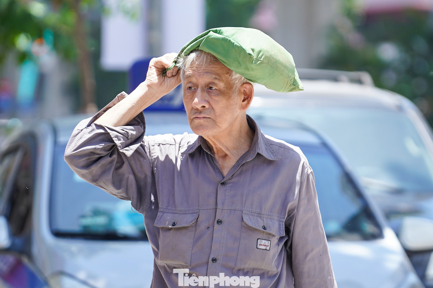 Người dân tận dụng mọi thứ để che nắng.