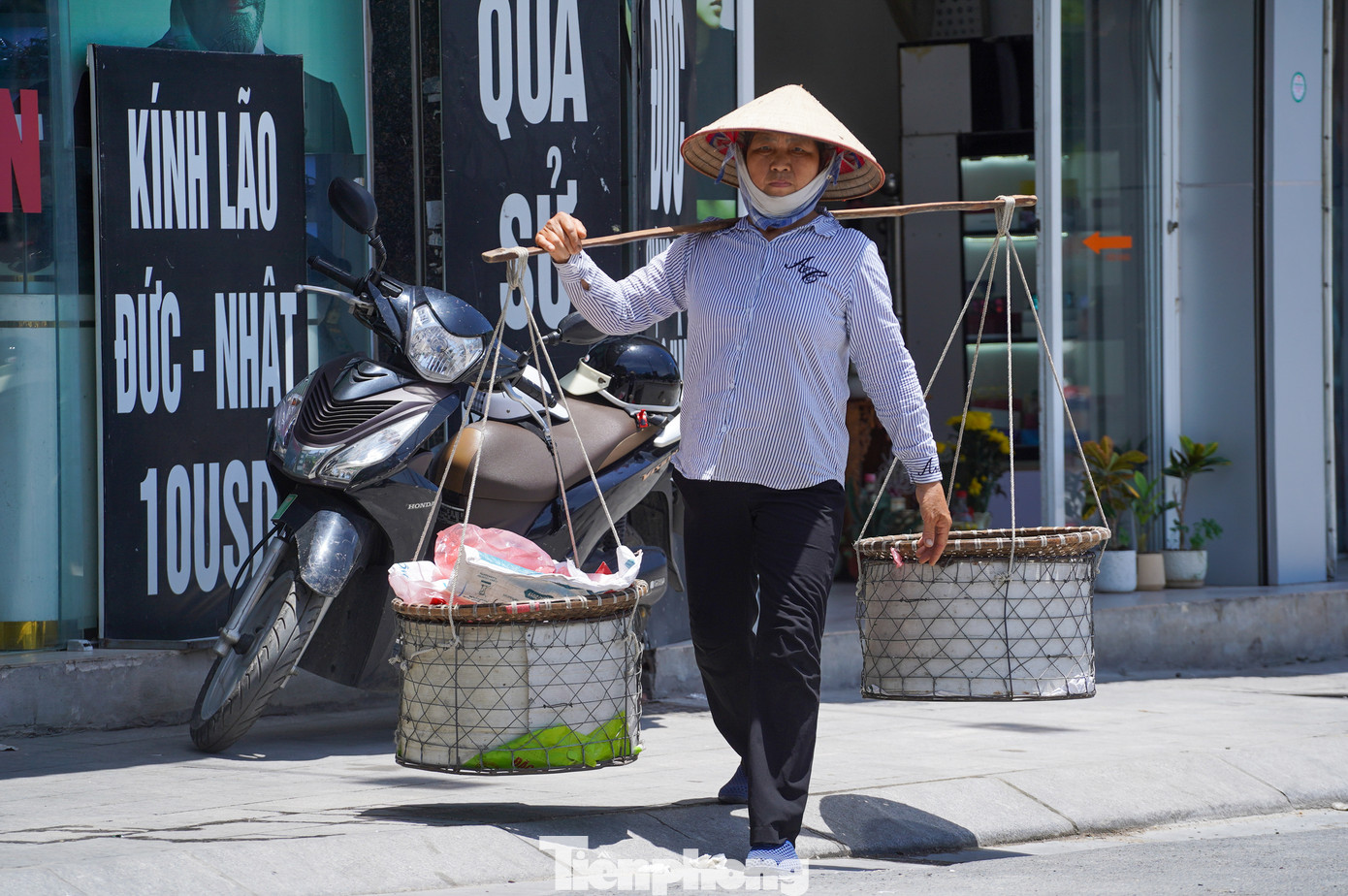 Những người làm việc ngoài trời chịu ảnh hưởng nhiều nhất của nắng nóng.