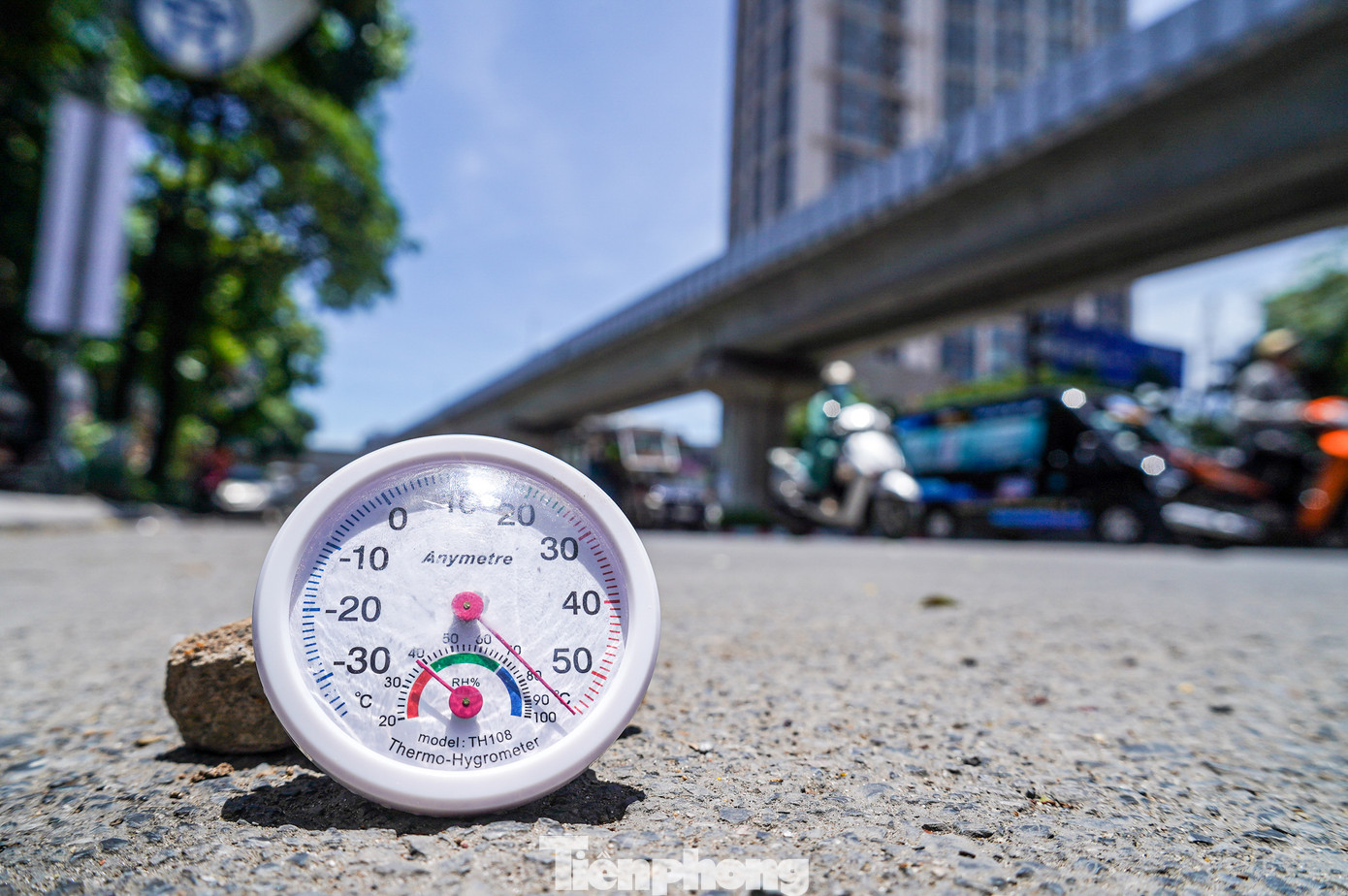 Lúc 12h, nhiệt độ ngoài trời tại Hà Nội là 37 độ C, nhưng nhiệt độ đo thực tế trên mặt đường vượt mức 50 độ C, cường độ ánh sáng rất mạnh.