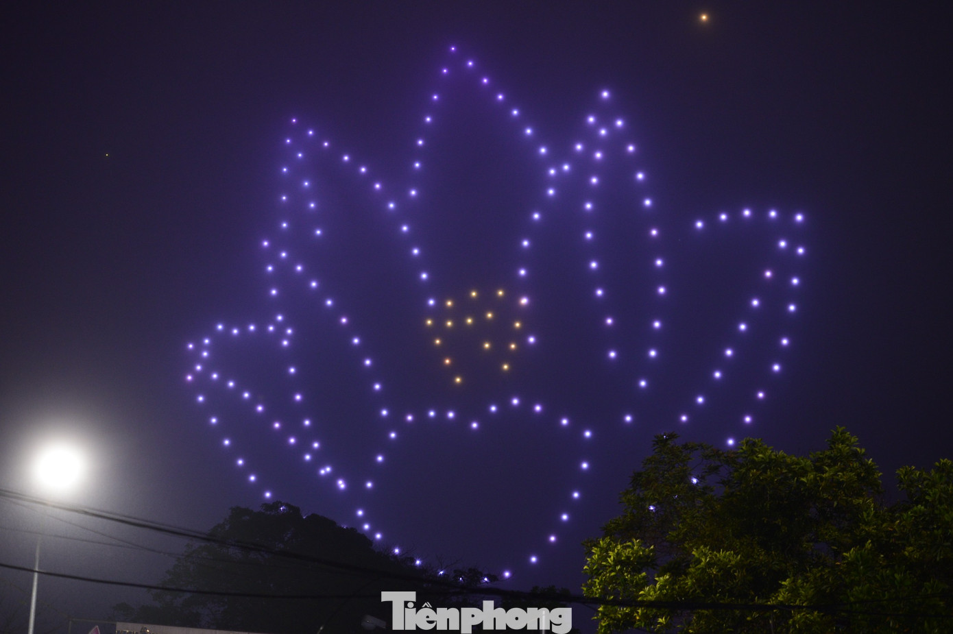 Sự kiện với 300 drone (máy bay không người lái) đã tái hiện những hình ảnh của Thủ đô như: cầu Nhật Tân, Sen bách diệp, hoa đào Nhật Tân, biểu tượng Khuê Văn Các... Sự kiện với 300 drone (máy bay không người lái) đã tái hiện những hình ảnh của Thủ đô như: cầu Nhật Tân, Sen bách diệp, hoa đào Nhật Tân, biểu tượng Khuê Văn Các...