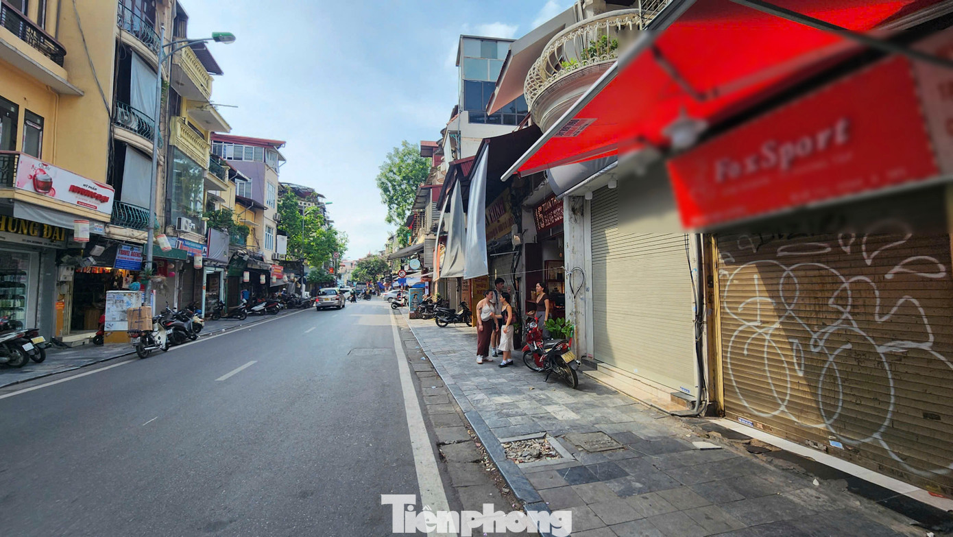 Khung cảnh vắng lặng tại các tuyến phố kinh doanh trên địa bàn phố cổ.