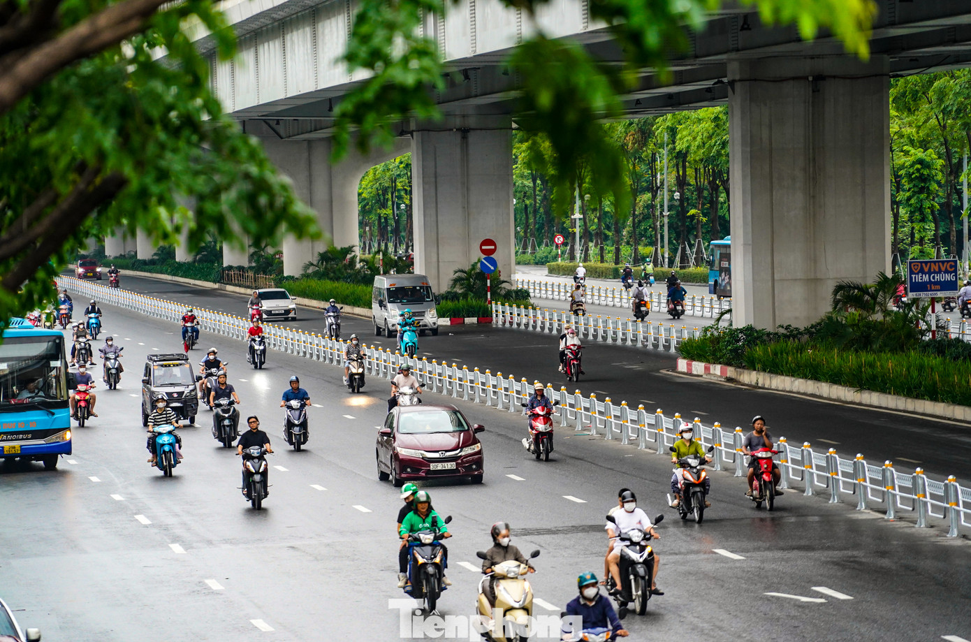 Tương tự, trên tuyến đường Phạm Văn Đồng (quận Cầu Giấy), việc lắp đặt dải phân cách cứng đã được hoàn thành.