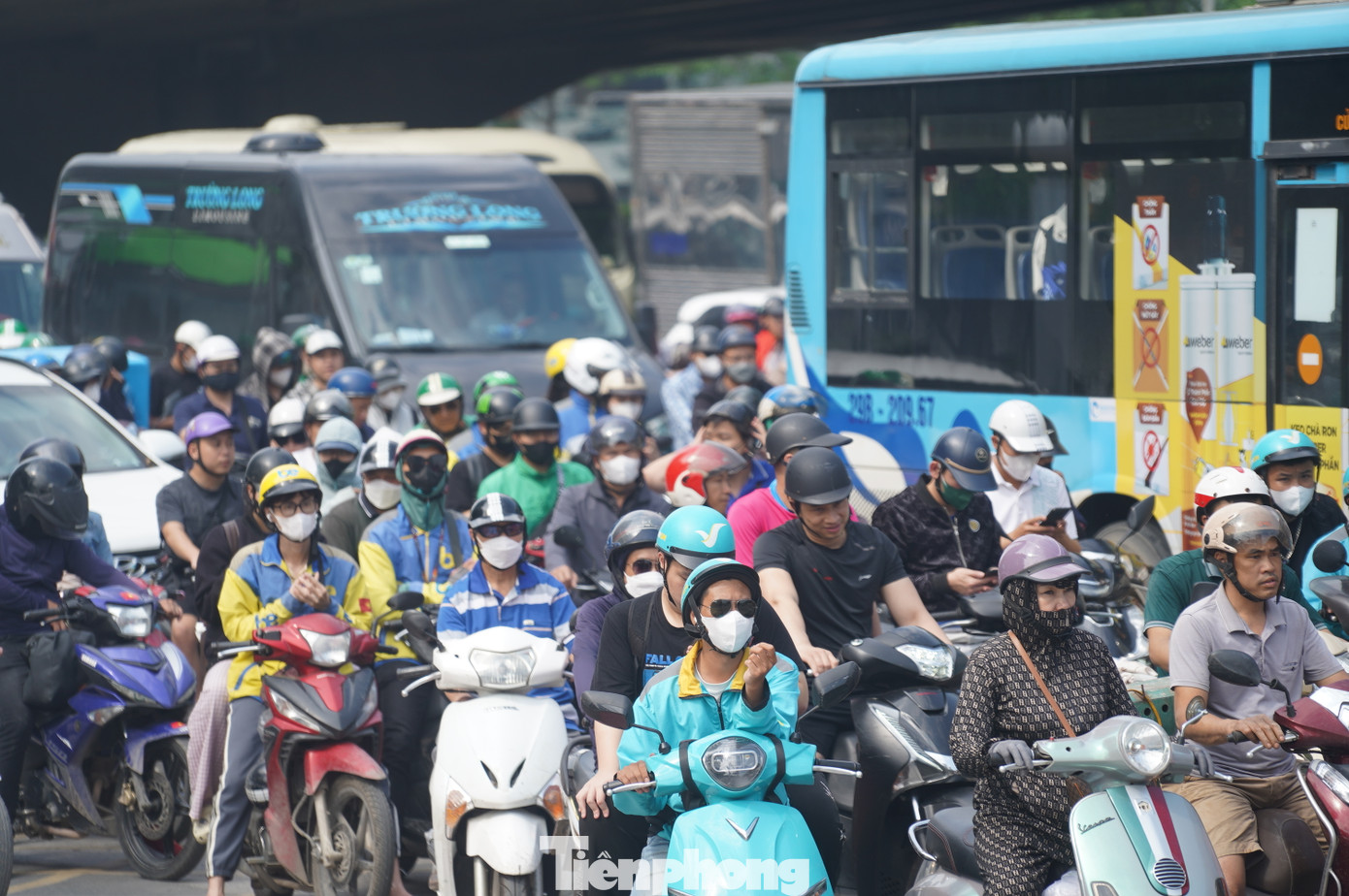 Dù mới đầu giờ chiều, nhưng theo quan sát, lượng xe đổ dồn về các cửa ngõ Thủ đô mỗi lúc một tăng.