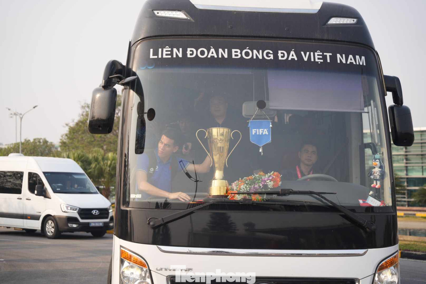 Đoàn xe chở đội tuyển rời sân bay Nội Bài trở về trung tâm Hà Nội.