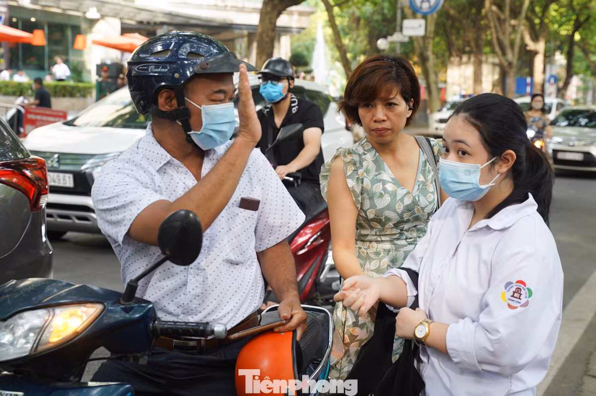 Ông Nam đưa con gái đi thi từ 6 giờ sáng, trước khi vào thi, ông dặn dò con gái cố lên, thi hết sức mình. "Tôi rất hạnh phúc khi có mặt ở đây, con sẽ làm tốt hết bài thi để đạt kết quả cao", ông Nguyễn Đắc Nam (quận Ba Đình) nói.