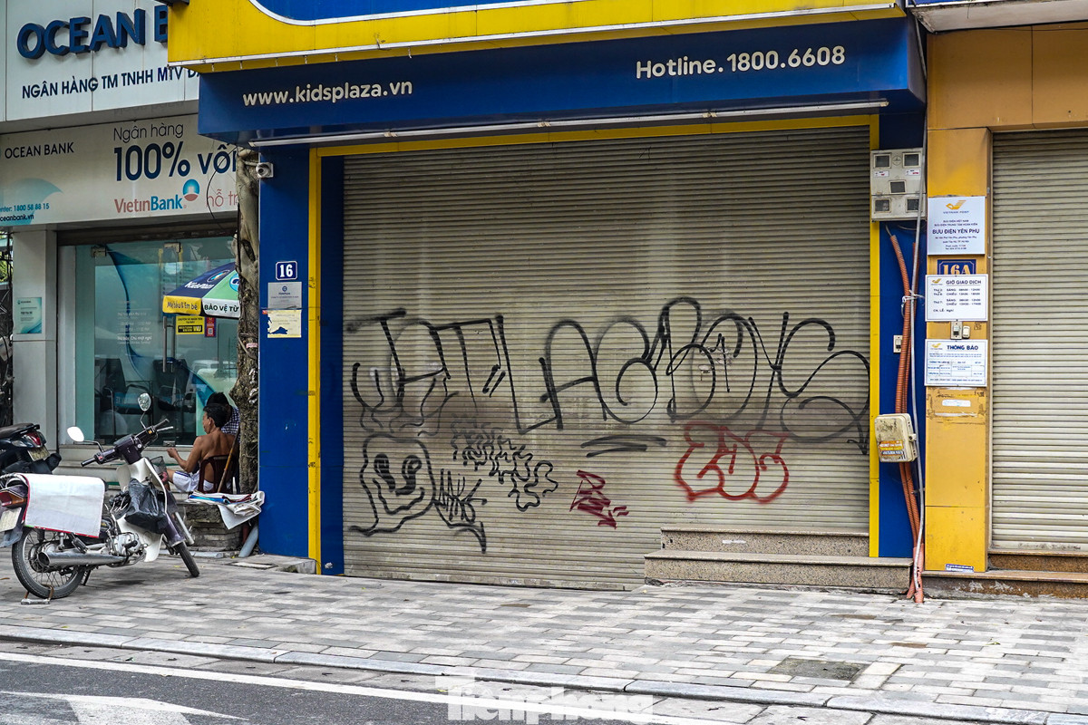 Hàng loạt các cửa cuốn tại đường Yên Phụ nhằng nhịt nét vẽ. Những hình vẽ không nội dung xuất hiện dày đặc làm mất đi vẻ đẹp văn minh của khu phố.