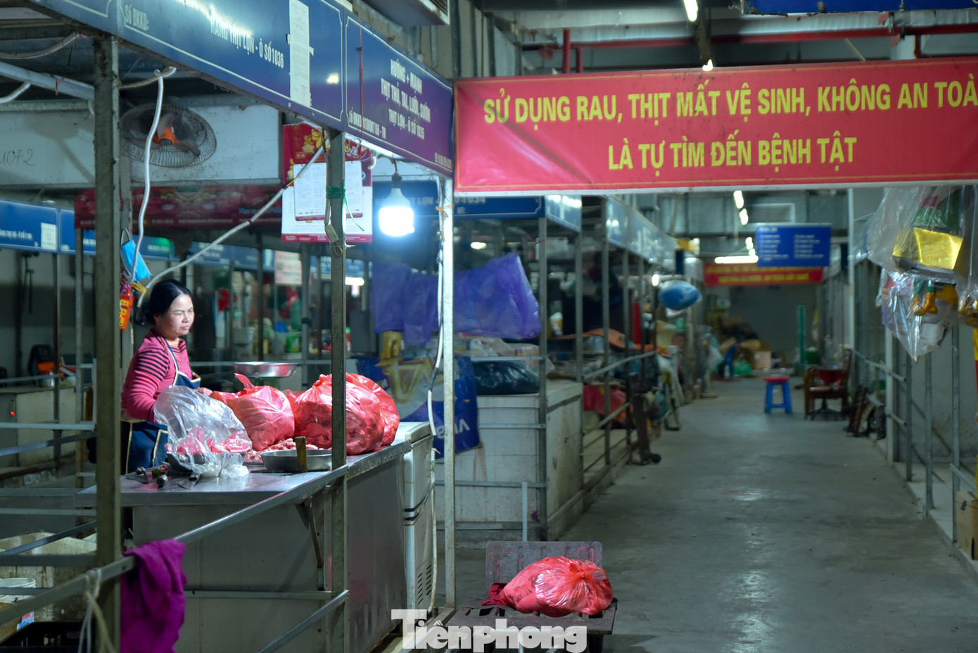 Chủ ki ốt bán thịt heo, chị Nguyễn Hường cho biết, chưa bao giờ tình trạng buôn bán khó khăn như hiện tại. "Năm nay, dịp gần Tết rồi mà vẫn không có khách, ngày chỉ lác đác vài người mua. Xung quanh tôi nhiều người cũng bỏ, không đến bán ở chợ. Giờ đóng ki ốt thì tôi cũng không biết làm nghề gì kiếm sống, cố bám trụ ở đây kiếm cái ăn qua ngày", chị Hường chia sẻ.