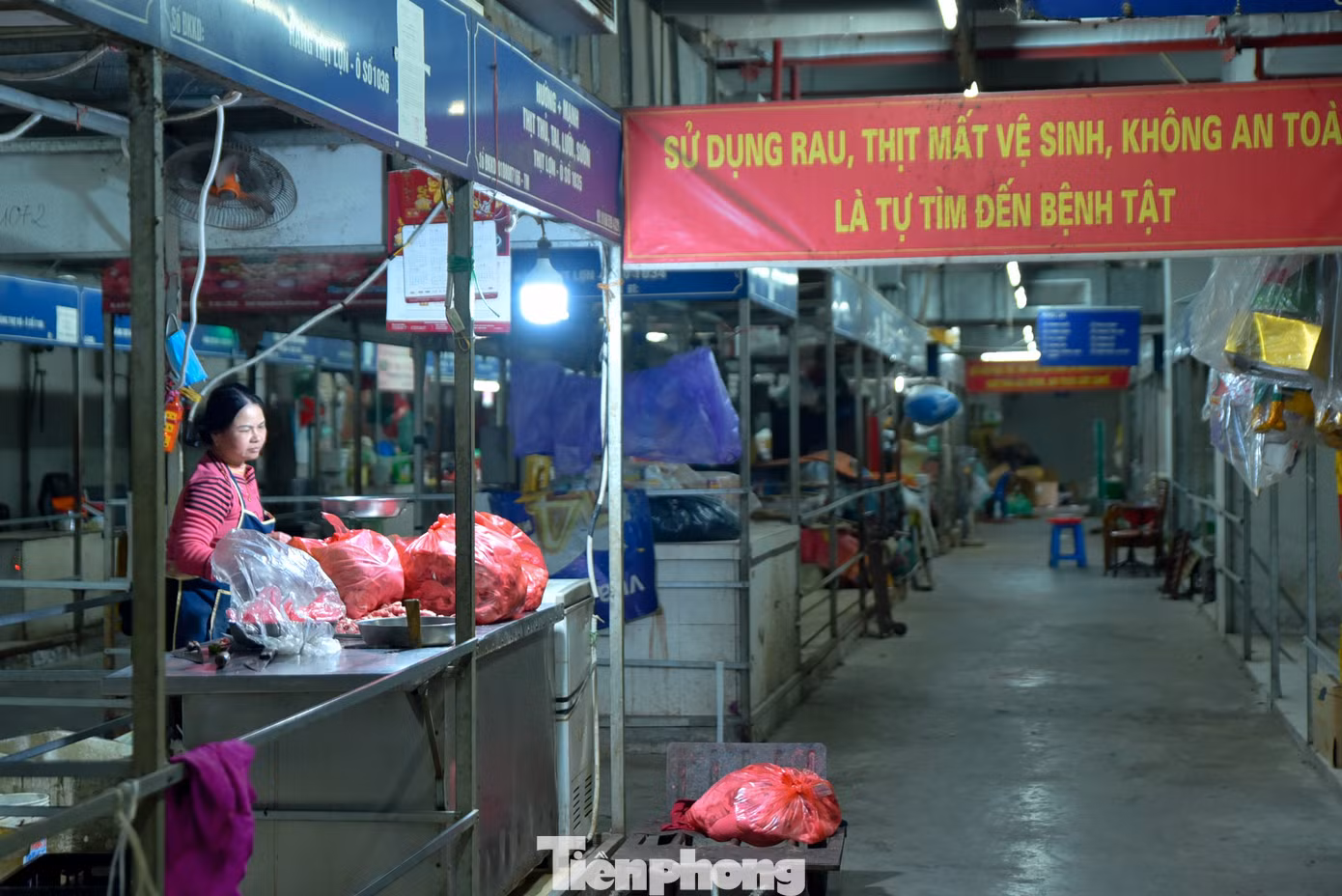 Chủ ki ốt bán thịt heo, chị Nguyễn Hường cho biết, chưa bao giờ tình trạng buôn bán khó khăn như hiện tại. "Năm nay, dịp gần Tết rồi mà vẫn không có khách, ngày chỉ lác đác vài người mua. Xung quanh tôi nhiều người cũng bỏ, không đến bán ở chợ. Giờ đóng ki ốt thì tôi cũng không biết làm nghề gì kiếm sống, cố bám trụ ở đây kiếm cái ăn qua ngày", chị Hường chia sẻ.