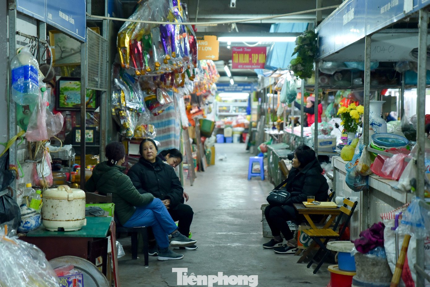 Những người cố gắng duy trì ở chợ Mơ rảnh rỗi lại ngồi chuyện phiếm giết thời gian.
