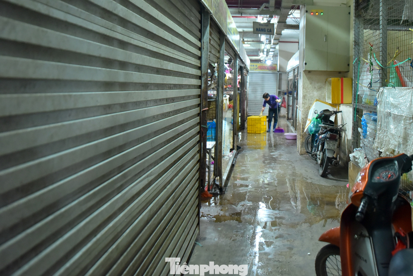 Ông Vũ Vinh Phú, nguyên Phó Giám đốc Sở Thương mại Hà Nội cho rằng: Hà Nội đã có những thất bại trong cải tạo, xây dựng lại chợ, tiêu biểu là 5 chợ truyền thống biến thành Trung tâm thương mại. “Ở trên họ bán sản phẩm xa xỉ, còn để bà con buôn bán xuống tầng hầm. Giá thuê cao đến gần 1 tỷ/kiốt bà con làm gì có tiền để trả. Chưa kể, quản lý trong và ngoài chợ không công bằng. Bên trong phí cao, bên ngoài chợ cóc bán nhộn nhịp, không thể cạnh tranh được.