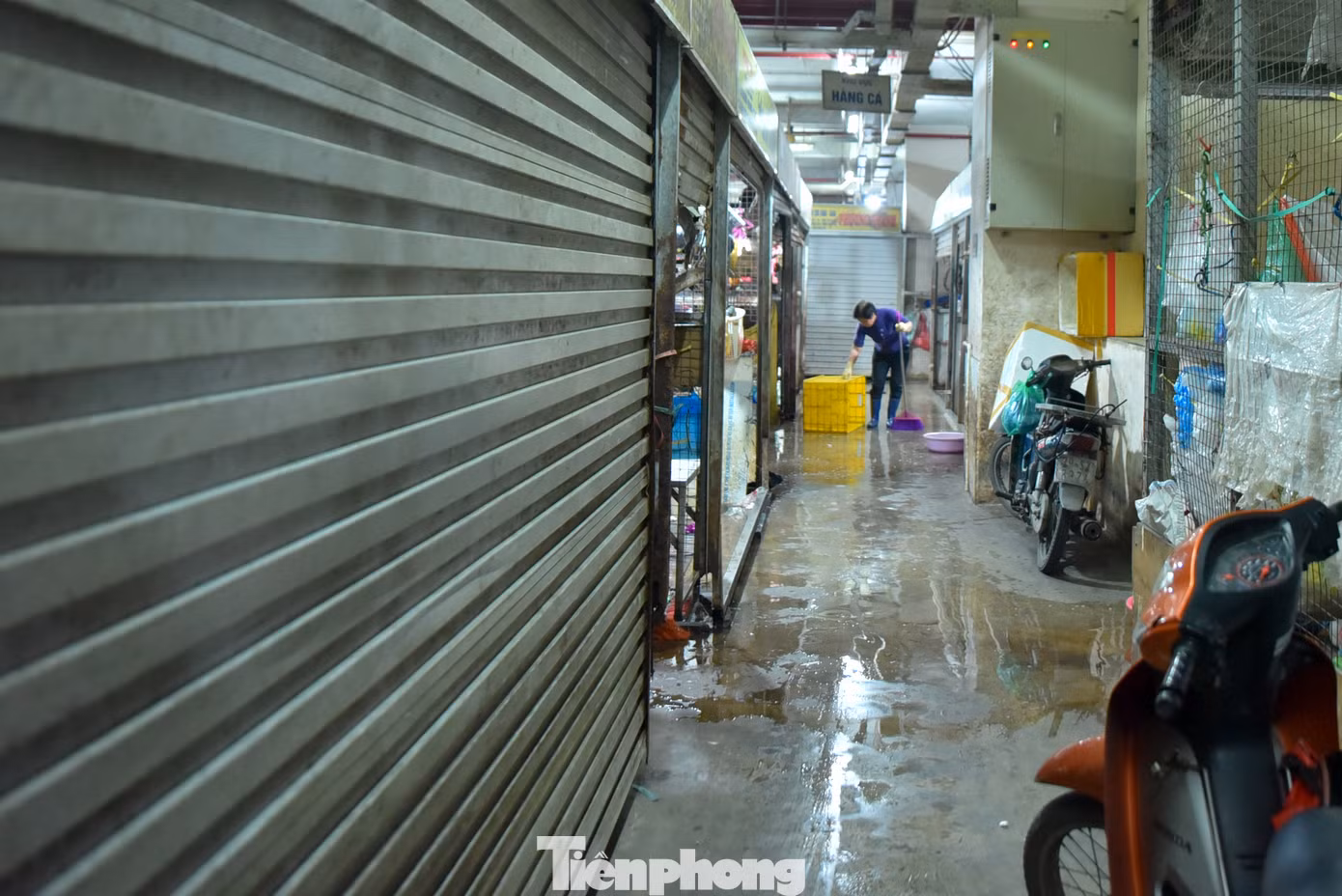 Ông Vũ Vinh Phú, nguyên Phó Giám đốc Sở Thương mại Hà Nội cho rằng: Hà Nội đã có những thất bại trong cải tạo, xây dựng lại chợ, tiêu biểu là 5 chợ truyền thống biến thành Trung tâm thương mại. “Ở trên họ bán sản phẩm xa xỉ, còn để bà con buôn bán xuống tầng hầm. Giá thuê cao đến gần 1 tỷ/kiốt bà con làm gì có tiền để trả. Chưa kể, quản lý trong và ngoài chợ không công bằng. Bên trong phí cao, bên ngoài chợ cóc bán nhộn nhịp, không thể cạnh tranh được.
