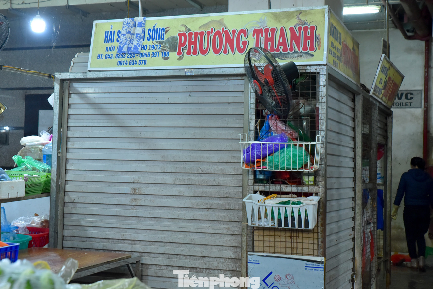 Ông Vũ Vinh Phú, nguyên Phó Giám đốc Sở Thương mại Hà Nội cho rằng: Hà Nội đã có những thất bại trong cải tạo, xây dựng lại chợ, tiêu biểu là 5 chợ truyền thống biến thành Trung tâm thương mại. “Ở trên họ bán sản phẩm xa xỉ, còn để bà con buôn bán xuống tầng hầm. Giá thuê cao đến gần 1 tỷ/kiốt bà con làm gì có tiền để trả. Chưa kể, quản lý trong và ngoài chợ không công bằng. Bên trong phí cao, bên ngoài chợ cóc bán nhộn nhịp, không thể cạnh tranh được.