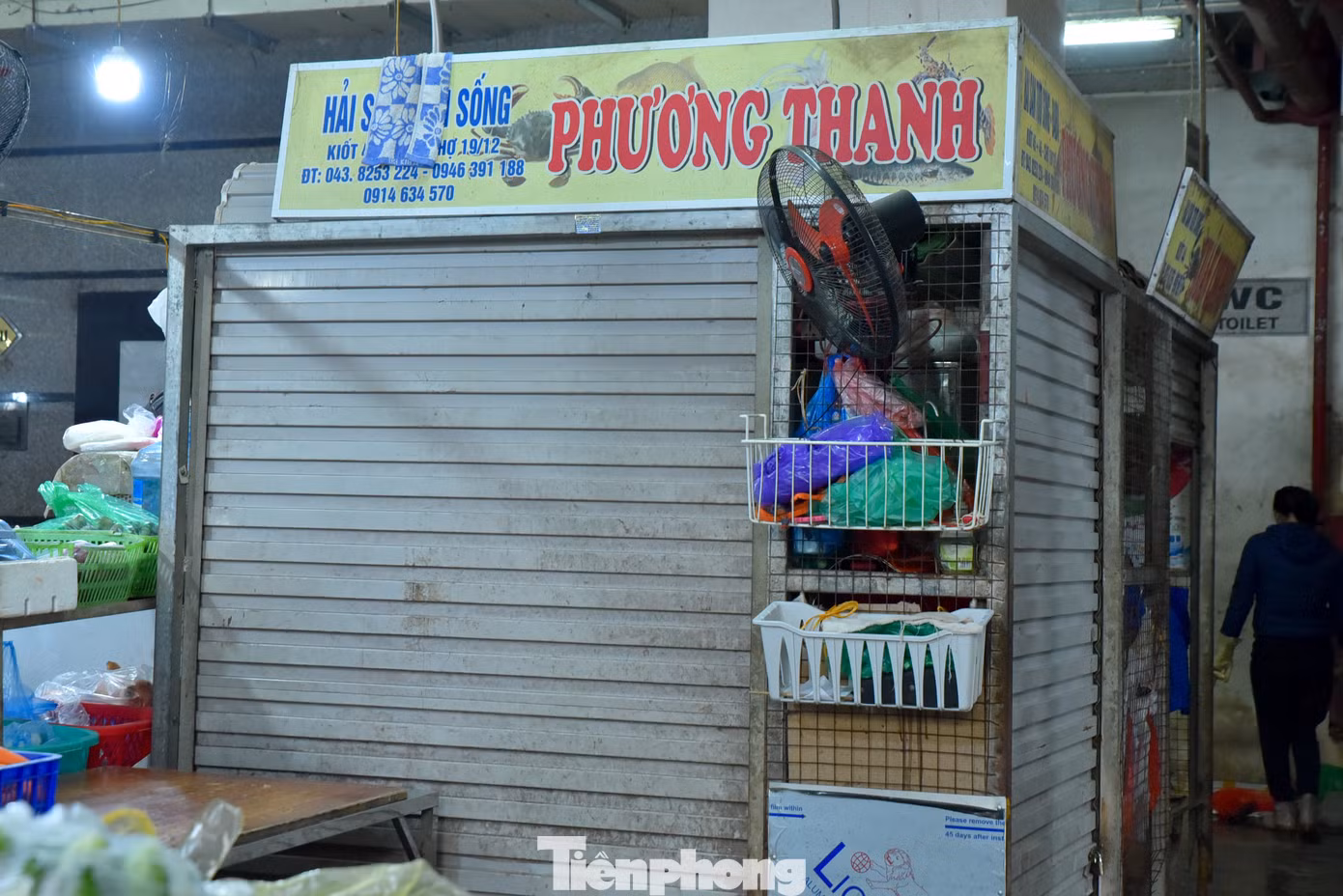 Ông Vũ Vinh Phú, nguyên Phó Giám đốc Sở Thương mại Hà Nội cho rằng: Hà Nội đã có những thất bại trong cải tạo, xây dựng lại chợ, tiêu biểu là 5 chợ truyền thống biến thành Trung tâm thương mại. “Ở trên họ bán sản phẩm xa xỉ, còn để bà con buôn bán xuống tầng hầm. Giá thuê cao đến gần 1 tỷ/kiốt bà con làm gì có tiền để trả. Chưa kể, quản lý trong và ngoài chợ không công bằng. Bên trong phí cao, bên ngoài chợ cóc bán nhộn nhịp, không thể cạnh tranh được.