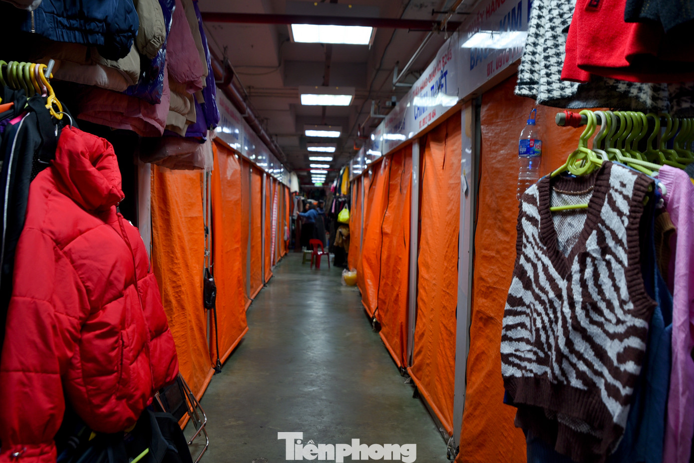 Trung tâm thương mại Hàng Da được cải tạo từ chợ Hàng Da cũ, kết hợp giữa cách kinh doanh hiện đại và buôn bán kiểu truyền thống. Hiện tại, nơi đây khá vắng vẻ, tại khu vực tầng hầm chỉ còn vài gian hàng còn hoạt động.