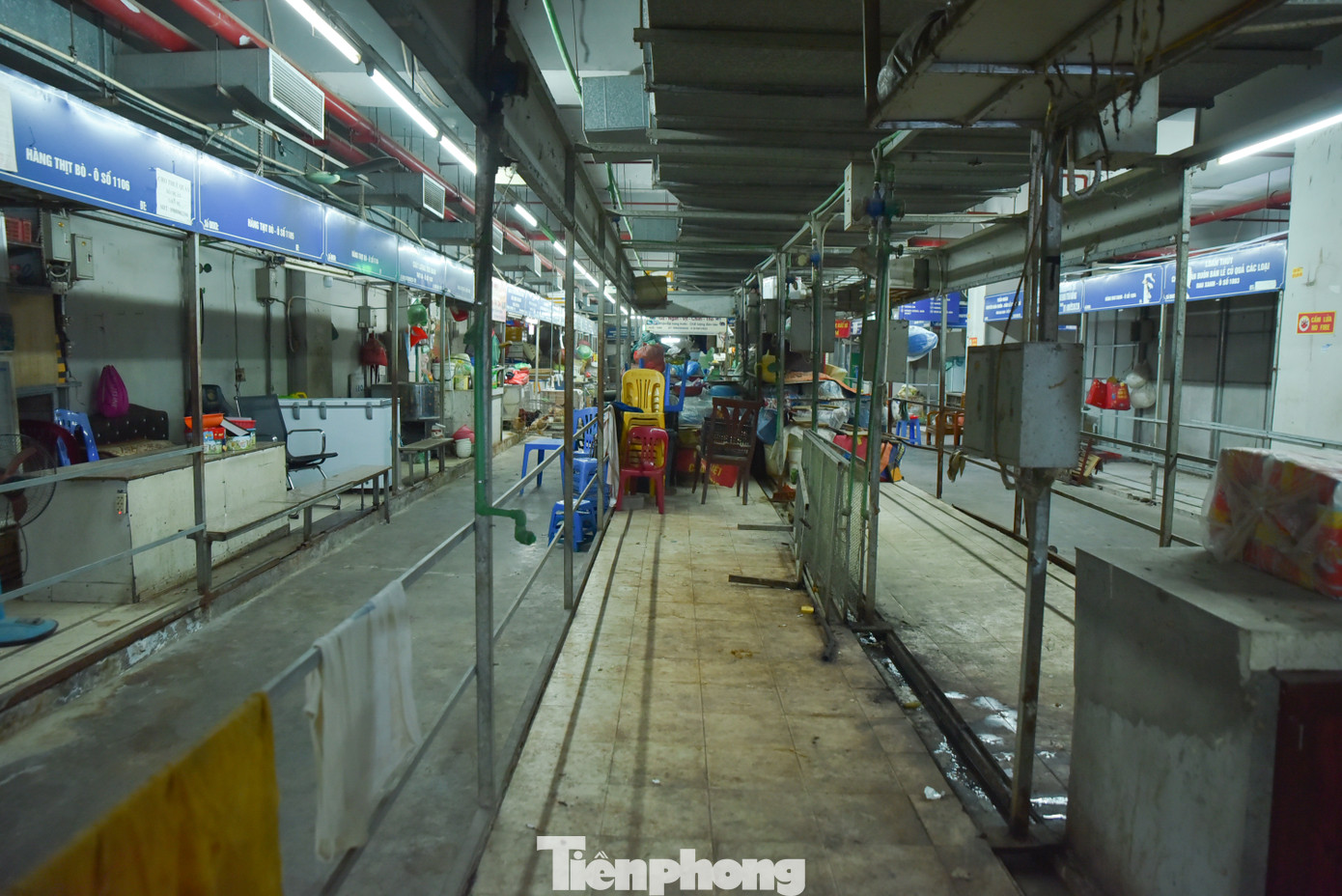 Chợ không một bóng khách, nhiều tiểu thương chấp nhận đóng cửa ki ốt.