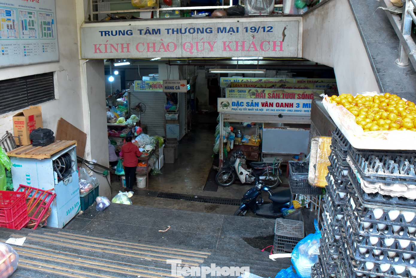 Không chỉ riêng chợ Mơ, tại Tại trung tâm thương mại 19/12 chợ Âm Phủ, dù đã được đầu tư bài bản, tuy nhiên, lượng khách mua sắm đến đây cũng rất thưa thớt.