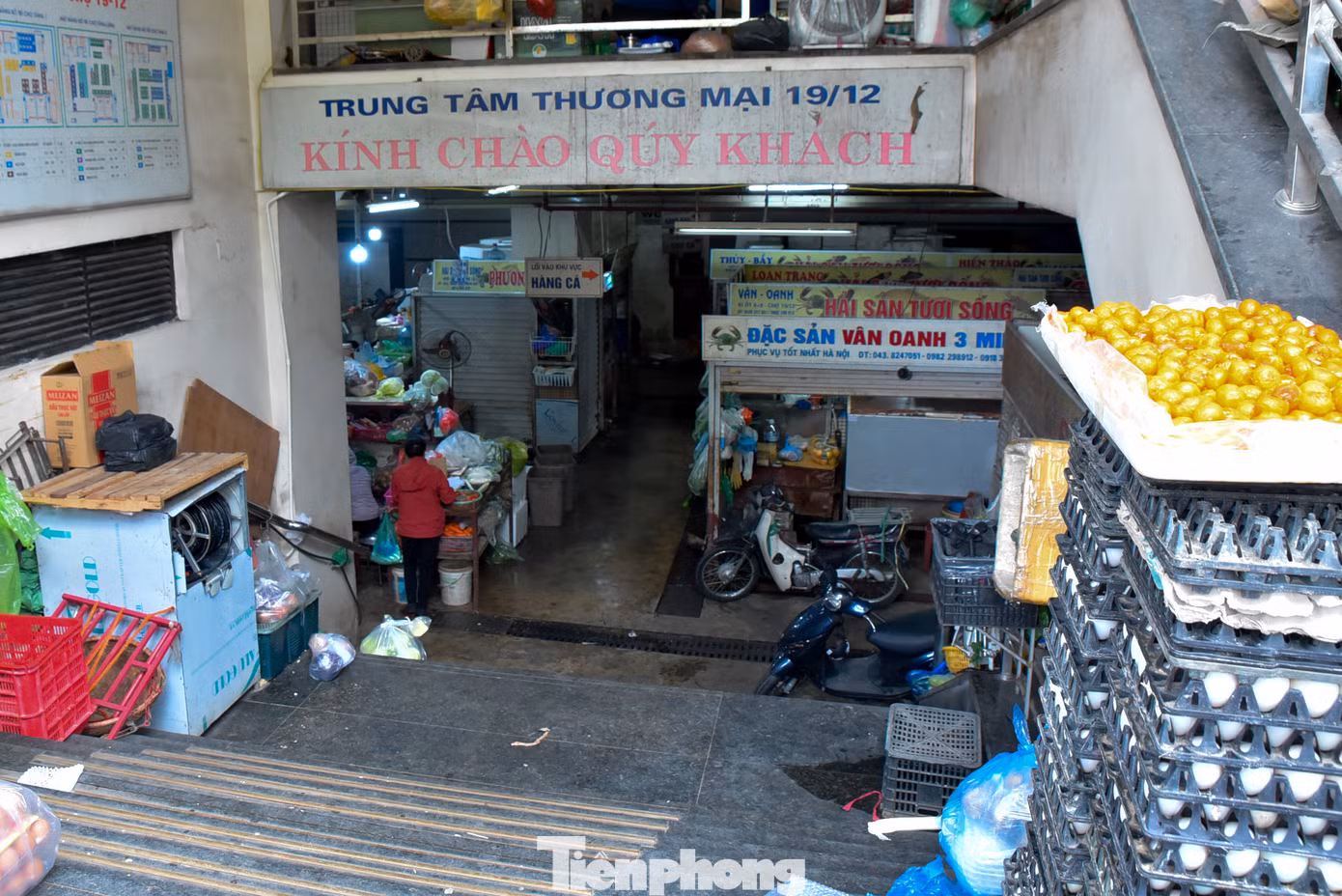 Không chỉ riêng chợ Mơ, tại Tại trung tâm thương mại 19/12 chợ Âm Phủ, dù đã được đầu tư bài bản, tuy nhiên, lượng khách mua sắm đến đây cũng rất thưa thớt.
