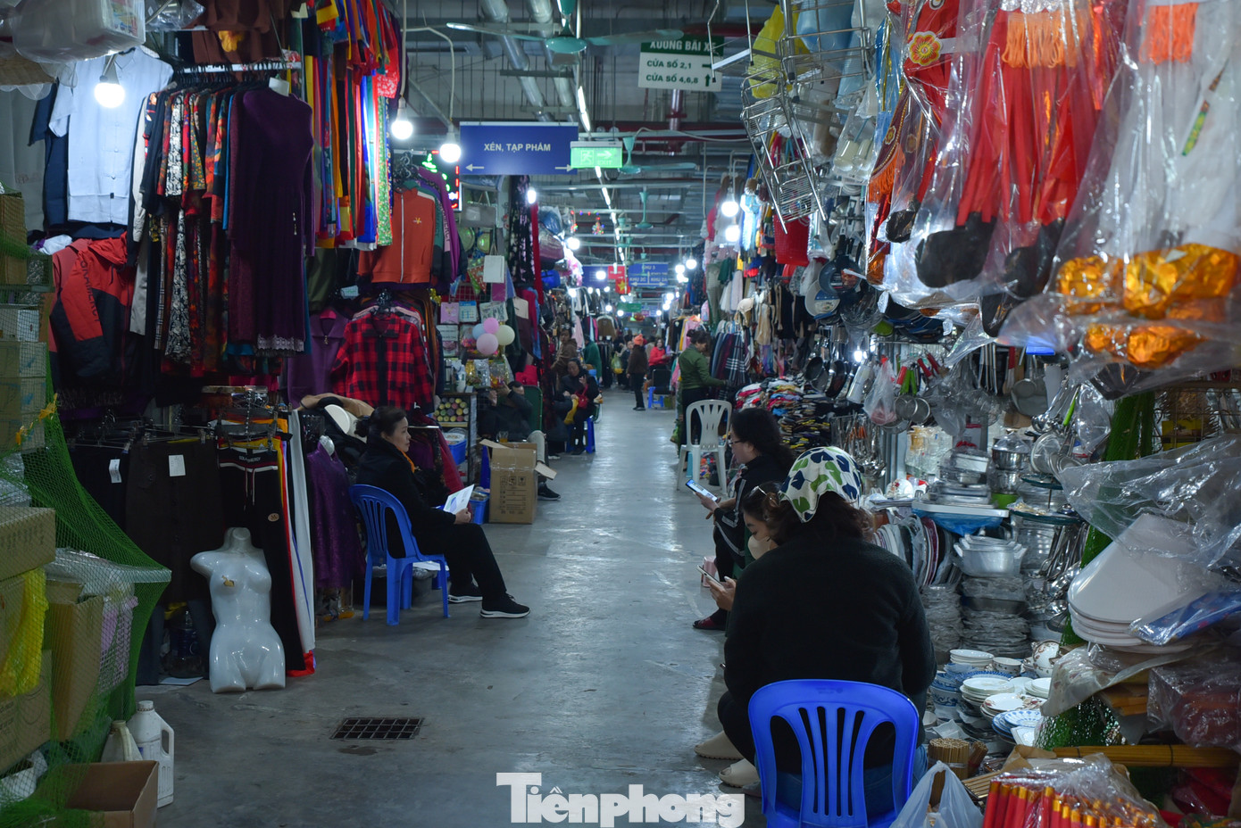 Là một trong những khu chợ truyền thống của Hà Nội, từ năm 2014, chợ Mơ tại phố Bạch Mai (Hai Bà Trưng, Hà Nội) được xây dựng thành Trung tâm thương mại. Toàn bộ các hộ kinh doanh bị "đưa xuống lòng đất", hoạt động buôn bán bên trong tầng hầm của tòa nhà. Tuy nhiên, đến hiện tại, tại chợ Mơ các quầy hàng quần áo, giày dép, đồ gia dụng... khá vắng vẻ, tình trạng buôn bán ế ẩm.