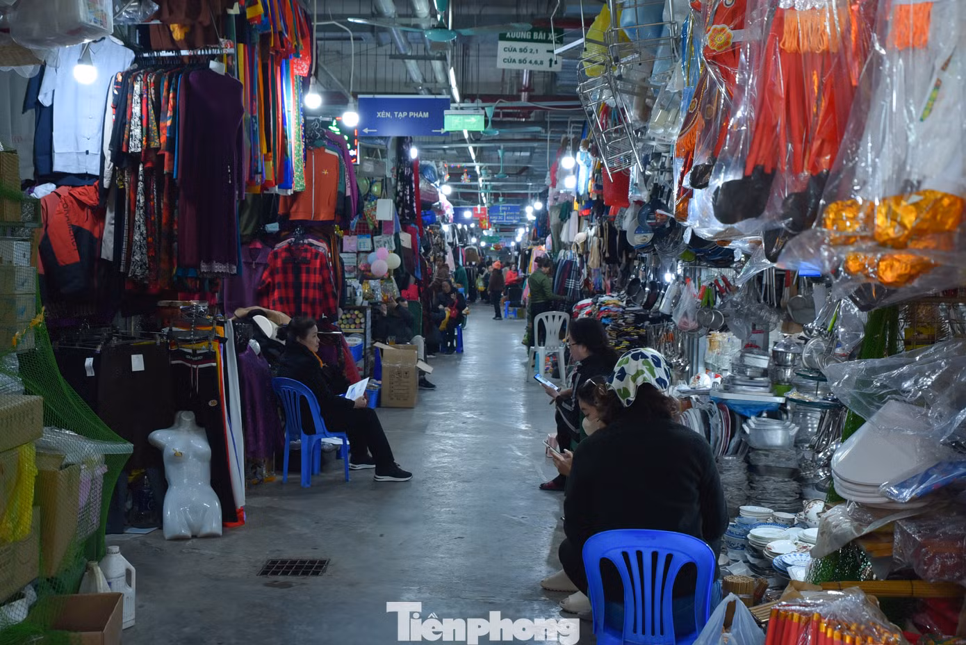 Là một trong những khu chợ truyền thống của Hà Nội, từ năm 2014, chợ Mơ tại phố Bạch Mai (Hai Bà Trưng, Hà Nội) được xây dựng thành Trung tâm thương mại. Toàn bộ các hộ kinh doanh bị "đưa xuống lòng đất", hoạt động buôn bán bên trong tầng hầm của tòa nhà. Tuy nhiên, đến hiện tại, tại chợ Mơ các quầy hàng quần áo, giày dép, đồ gia dụng... khá vắng vẻ, tình trạng buôn bán ế ẩm.